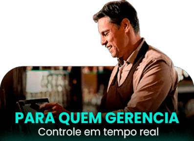 vendedor passando cartão na maquininha