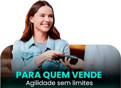 cliente passando cartão na maquininha